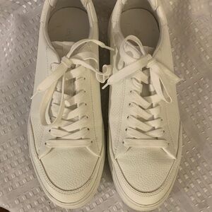 Aldo men’s white low rise sneakers, size 8.